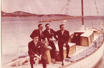 Los Millonarios on a “llaüt”. At the background, Cala Major.